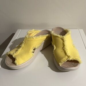 Bzees Women's Frayed Slides Size 8.5
